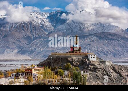 Die Maitreya Buddha Statue mit Himalaya Berge im Hintergrund von Diskit Kloster oder Diskit Gompa, Nubra Tal, Leh Ladakh Stockfoto