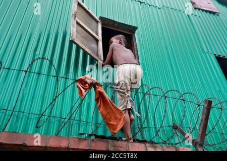 Dhaka, Bangladesch - 17. August 2020: Kinder aus Bangladesch leben in ihrem Haus, da ihre Schule geschlossen ist und während der Schule nicht nach draußen gehen darf Stockfoto