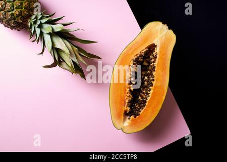 Stillleben Komposition mit geschnittenen Papaya und Ananas Stockfoto