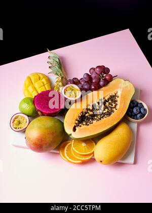 Tropische Früchte Stillleben mit Mango, Papaya, Pitahaya, Passionsfrucht, Trauben, Limette und Ananas. Obstteller Stockfoto