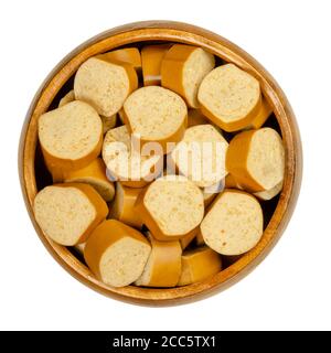 Scheiben veganer Wiener Würstchen in einer Holzschüssel. Parboiled Würste, aus Tofu, geräuchert bei niedriger Temperatur. Auch Wiener oder Frankfurter genannt. Stockfoto