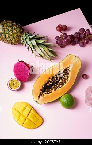 Tropische Früchte Stillleben mit Mango, Papaya, Pitahaya, Passionsfrucht, Trauben, Limette und Ananas. Obstteller Stockfoto