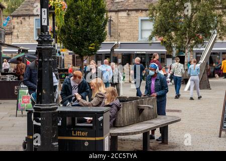 Blick auf unbekannte Menschen im Stadtzentrum, Hebdenbrücke Stockfoto