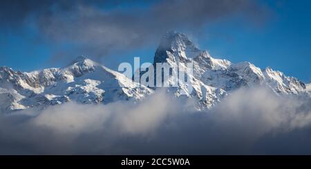 Panoramablick auf den Olan Peak im Winter im Ecrins Nationalpark. Valgaudemar Valley, Champsaur, Hautes-Alpes (05), Alpen, Frankreich Stockfoto