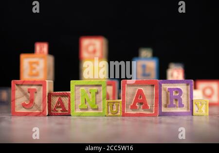 Wort Januar geschrieben mit Holzklötzen Stockfoto