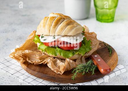 Caprese-Sandwich mit Mozzarella-Käse, Tomaten und Salat. Stockfoto