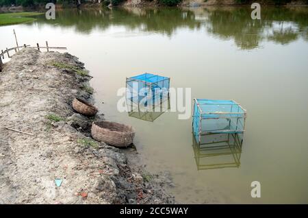 Bambuskorb Fischfang Falle und Reflexion abstraktes Foto Stockfoto