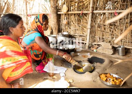 Zwei Frauen kochen gemeinsam in ihrem Dorf in Bihar, Indien. Stockfoto