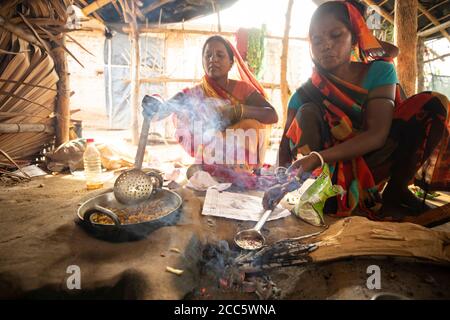 Zwei Frauen kochen gemeinsam in ihrem Dorf in Bihar, Indien. Stockfoto