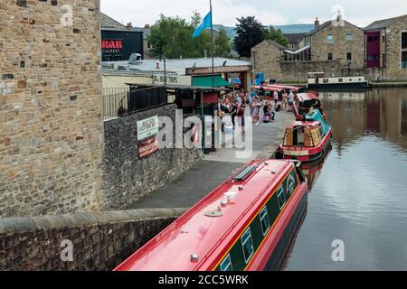 Blick auf nicht identifizierte Personen und Kanalschiffe auf dem Leeds Liverpool Canal, Skipton, North Yorkshire Stockfoto