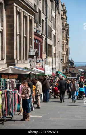 Menschen einkaufen auf Lawnmarket in der Stadt Edinburgh, Schottland. Stockfoto