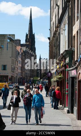 Menschen einkaufen auf Lawnmarket in der Stadt Edinburgh, Schottland. Stockfoto