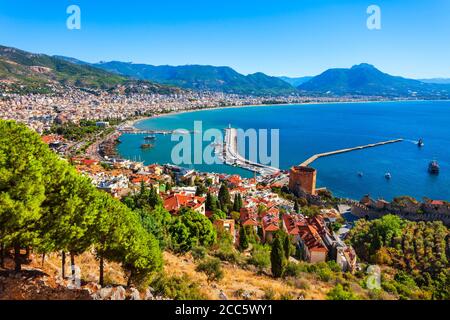 Kizil Kule oder Red Tower und Hafen aus der Luft Panoramablick in Alanya Stadt, Provinz Antalya an der Südküste der Türkei Stockfoto