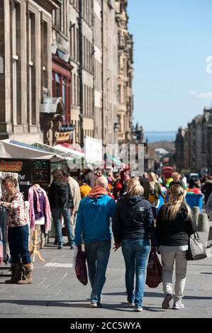 Menschen einkaufen auf Lawnmarket in der Stadt Edinburgh, Schottland. Stockfoto
