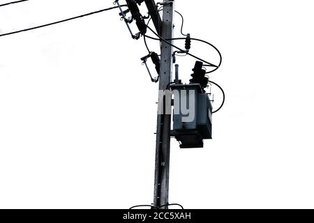 Elektrischer Mast mit Transformator Holzmasten mit Zeichen für hoch Elektrische Spannungsübertragungsleitungen Stockfoto