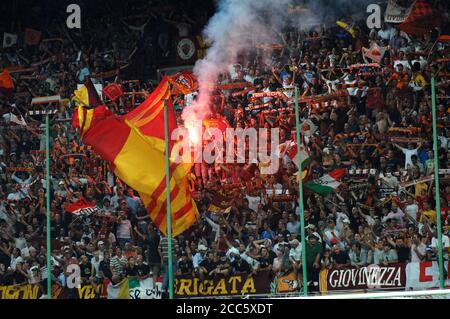 Mailand Italien, 19. August 2007, 'G.MEAZZA' Stadion, Fußball Super Cup Trophy 2007, FC Inter - AS Roma : die Fans der Rom feiern Sieg Stockfoto