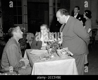 Regisseur Alfred Hitchcock, Laurence Olivier und Joan Fontaine, über eine Pause von den Dreharbeiten zu 'Rebecca'(1940) United Artists File Reference # 34000-261THA Stockfoto