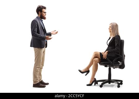 In voller Länge Profilaufnahme eines bärtigen Mannes, der mit ihm spricht Eine Geschäftsfrau sitzt in einem Bürostuhl isoliert auf weiß Hintergrund Stockfoto