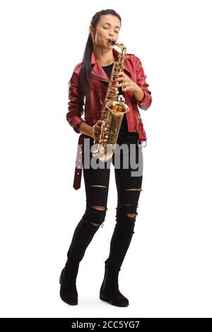 Ganzkörperportrait einer Saxophonistin in Rot Lederjacke spielt eine Sax isoliert auf weißem Hintergrund Stockfoto