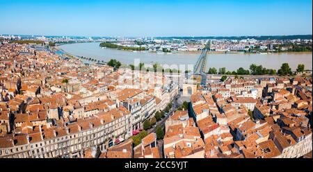 Bordeaux Antenne Panoramablick. Bordeaux ist eine Hafenstadt am Fluss Garonne im Südwesten von Frankreich Stockfoto