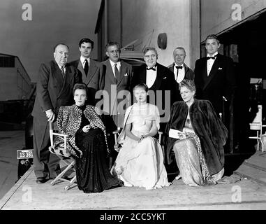 Regisseur Alfred Hitchcock, Louis Jourdan,David O'Selznick, Charles Laughton, Charles Coburn, Gregory Peck, Ann Todd, J.Tetzel, Ethel Barrymore, 'The Paradine Case' (1947) United Artists File Reference # 34000-273THA Stockfoto