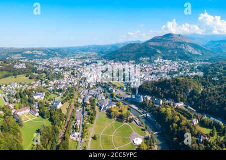 Lourdes Antenne Panoramablick. Lourdes ist eine kleine Stadt in den Ausläufern der Pyrenäen liegt. Stockfoto