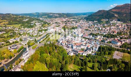 Lourdes Antenne Panoramablick. Lourdes ist eine kleine Stadt in den Ausläufern der Pyrenäen liegt. Stockfoto