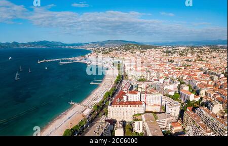 Cannes Beach Antenne Panoramablick. Cannes ist eine Stadt an der Französischen Riviera und an der Cote d'Azur in Frankreich. Stockfoto