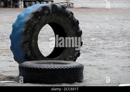 Gebrauchte Reifen als Gartendekoration verwendet Stockfoto