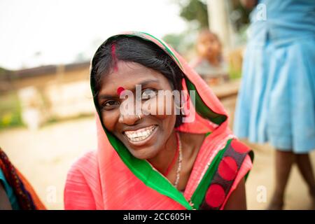 Porträt einer schönen Frau in einem traditionellen, bunten Sari-Kleid in Bihar, Indien, Südasien. Stockfoto