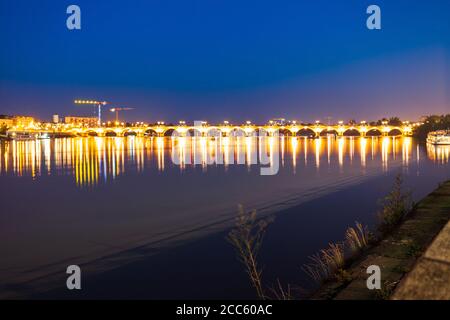 Die Brücke Pont de Pierre in Bordeaux in der Nacht. Bordeaux ist eine Hafenstadt am Fluss Garonne im Südwesten von Frankreich Stockfoto