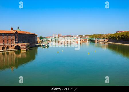 Der Pont Neuf oder Neue Brücke ist eine Brücke aus dem 16. Jahrhundert durch Fluss Garonne in Toulouse in Frankreich Stockfoto