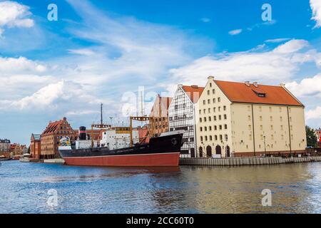 SS SOLDEK am Motlawa-Fluss in Danzig. Die SS SOLDEK ist das erste Schiff, das nach dem Zweiten Weltkrieg in Polen gebaut wurde. Stockfoto