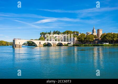 Pont Saint Benezet Brücke, Palast der Päpste oder Palais des Papes, Avignon Kathedrale Antenne Panoramablick in Avignon Stadt in Frankreich Stockfoto