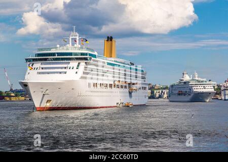 Biig Kreuzfahrtschiff in Gamla Stan, der Altstadt von Stockholm, Schweden an einem Sommertag Stockfoto
