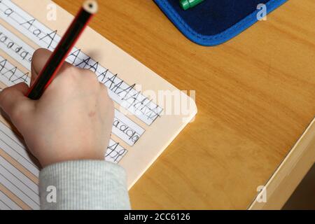 Symbolbild: Der erste Grader lernt das Schreiben Stockfoto