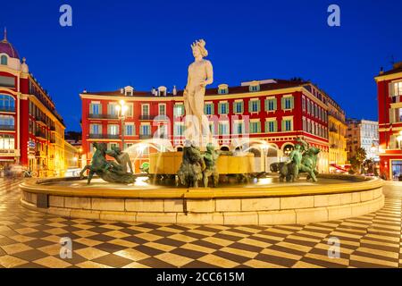 Apollo Statue und Brunnen der Sonne auf dem Place Massena in Nizza, Cote d'Azur Region in Frankreich Stockfoto