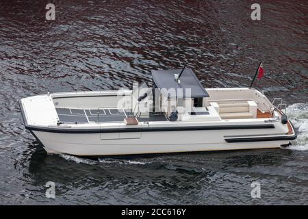 BERGEN NORWEGEN - 2015. MAI 28. Tender Boot der Eclipse Mega Yacht vor Anker in Bergen im Besitz von russischen Geschäftsmann und Besitzer von Chelsea F.C Roman Abr Stockfoto