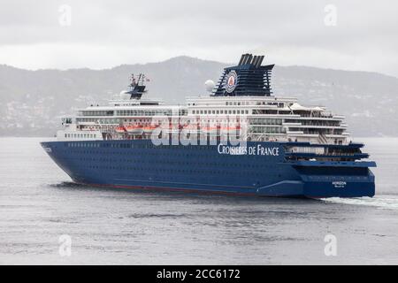 BERGEN NORWEGEN - 2015. MAI 28. Horizon Kreuzfahrtschiff verlässt den Hafen von Bergen. Stockfoto