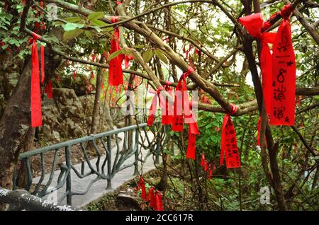 Zhangjiajie, China - 10. Mai 2017: Detail der roten Bänder im Wish Forest Zhangjiajie Nationalpark, China. Stockfoto