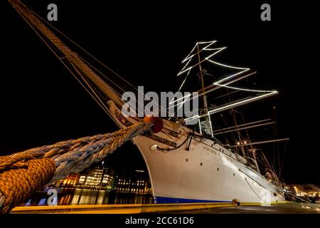 BERGEN, NORWEGEN - 2015. DEZEMBER 23. Norwegisches Segelschiff Statsraad Lehmkuhl im Bug mit Festmacherseil und weihnachtsbeleuchtung Stockfoto