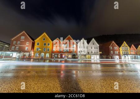 BERGEN, NORWEGEN - 2015. DEZEMBER 23. Bergen Brygge bei Nacht mit bunten alten Gebäuden. Stockfoto