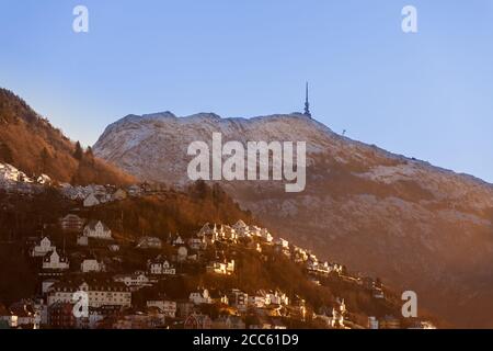 BERGEN, NORWEGEN - 2015. DEZEMBER 26. Bergen Stadt mit Morgenlicht auf den Gebäuden und Sie können Ulriken sehen, den höchsten Berg in Bergen Stockfoto