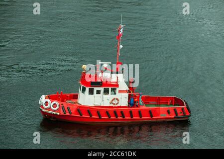 BERGEN, NORWEGEN - 2015. MAI 28. Bergen Red Harbour Schlepper Stockfoto