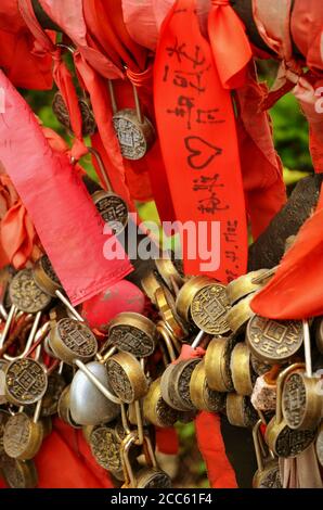 Zhangjiajie, China - 10. Mai 2017: Detail der Liebesschlösser mit roten Bändern im Zhangjiajie Nationalpark, China. Stockfoto