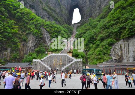 TIANMEN, CHINA - 10. Mai 2017: Tianmen Höhle im tianmen Nationalpark Zhangjiajie Stockfoto