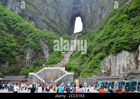 TIANMEN, CHINA - 10. Mai 2017: Tianmen Höhle im tianmen Nationalpark Zhangjiajie Stockfoto