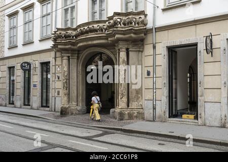 Graz, Österreich. August 2020. Außenansicht des Grazer Museumsgebäudes in der Innenstadt Stockfoto