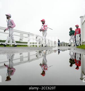 Eine allgemeine Ansicht als Jockeys ihren Weg zum Paradering auf Bath Rennbahn machen. Stockfoto