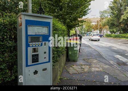 Graz, Österreich. August 2020. Parkplatz Bezahlautomat an einer Straße im Stadtzentrum Stockfoto